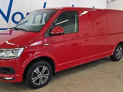 Röd (körsbärsröd) Begagnad 2018 VW T6 Van | 235 000 kr (Dyr)