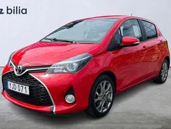 Röd Begagnad 2016 Toyota Yaris Comfort Halvkombi | 129 900 kr (Marknadspris)