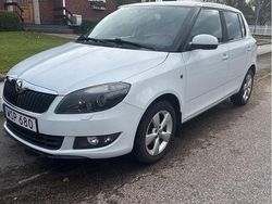 Vit Begagnad 2015 Skoda Fabia Ambiente Halvkombi | 63 000 kr (Marknadspris)
