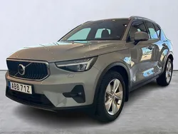 Grå Begagnad 2023 Volvo XC40 Core SUV | 359 900 kr (Marknadspris)