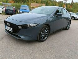 Grå (grå pearl) Begagnad 2019 Mazda 3 Inclusive Halvkombi | 197 000 kr (Marknadspris)