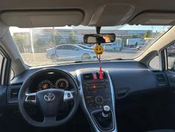 Silver Begagnad 2011 Toyota Auris Plus Halvkombi | 49 000 kr (Marknadspris)