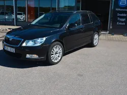 Svart Begagnad 2012 Skoda Octavia Elegance Kombi | 94 900 kr (Marknadspris)