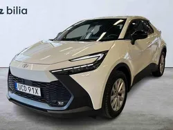 Vit Begagnad 2024 Toyota C-HR Style SUV | 419 900 kr (Marknadspris)