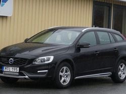 Svart Begagnad 2016 Volvo V60 CC Momentum Kombi | 159 900 kr (Marknadspris)