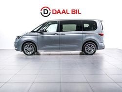 Blå Begagnad 2021 VW Multivan Life Minibuss | 499 700 kr (Marknadspris)