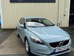 Ljusblå (blå) Begagnad 2017 Volvo V40 Kinetic Kombi | 164 900 kr (Marknadspris)