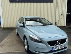 Ljusblå (blå) Begagnad 2017 Volvo V40 Kinetic Kombi | 169 900 kr (Marknadspris)