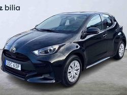 Svart Begagnad 2025 Toyota Yaris Hybrid Halvkombi | 234 900 kr