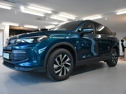 Mörkblå (nightshade blue metallic) Ny 2024 VW Tiguan Edition SUV | 521 200 kr (Marknadspris)