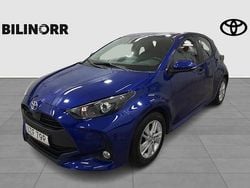 Mörkblå (blå) Begagnad 2022 Toyota Yaris Hybrid Active Halvkombi | 194 900 kr (Marknadspris)