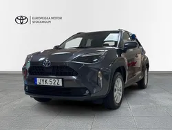 Mörkgrå (grå metallic) Begagnad 2024 Toyota Yaris Cross Active SUV | 284 900 kr (Marknadspris)