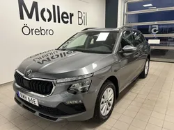 Grå (graphite grey metallic) Ny 2025 Skoda Kamiq Selection SUV | 299 900 kr (Marknadspris)