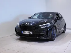 Svart Begagnad 2022 BMW 120 M Sport Halvkombi | 319 900 kr (Marknadspris)