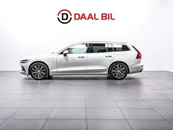 Vit Begagnad 2022 Volvo V60 Momentum Kombi | 334 700 kr (Marknadspris)
