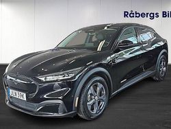 Svart (svart metallic) Begagnad 2022 Ford Mustang Mach-E SUV | 319 800 kr (Marknadspris)