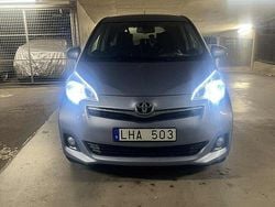 Blå Begagnad 2011 Toyota Verso-S Multidrive S Minibuss | 97 000 kr (Marknadspris)