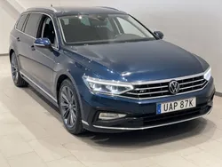 Blå (aquamarine blue meta) Begagnad 2021 VW Passat R-line Kombi | 199 900 kr (Marknadspris)