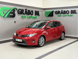 Mörkröd (röd) Begagnad 2013 Toyota Auris Hybrid Executive Halvkombi | 169 900 kr (Marknadspris)