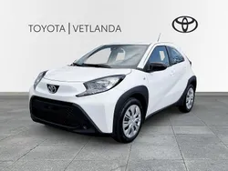 Vit Ny 2025 Toyota Aygo X-play Halvkombi | 193 900 kr (Marknadspris)