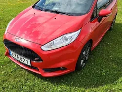 Röd Begagnad 2016 Ford Fiesta ST Halvkombi | 87 000 kr (Marknadspris)