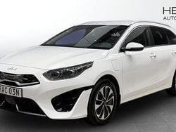 Vit Begagnad 2023 Kia Ceed Halvkombi | 249 900 kr (Superpris)