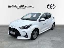Vit Ny 2025 Toyota Yaris Hybrid Active Halvkombi | 261 900 kr (Marknadspris)