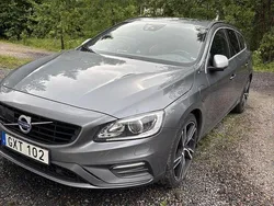 Grå Begagnad 2017 Volvo V60 R-Design Kombi | 190 000 kr (Marknadspris)