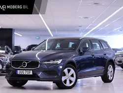 Mörkblå Begagnad 2022 Volvo V60 CC Momentum Kombi | 309 900 kr (Bra pris)