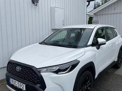 Vit Begagnad 2024 Toyota Corolla Cross SUV | 338 888 kr (Marknadspris)