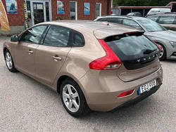 Brun Begagnad 2014 Volvo V40 Kinetic Kombi | 109 000 kr (Marknadspris)