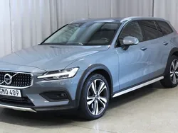 Grå Begagnad 2022 Volvo V60 CC Pro Kombi | 339 900 kr (Marknadspris)