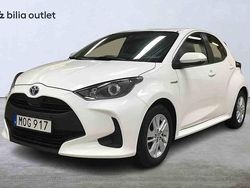 Vit Begagnad 2021 Toyota Yaris Hybrid Halvkombi | 179 900 kr