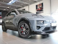 Grå Begagnad 2024 Porsche Macan Turbo SUV | 1 295 000 kr (Superpris)