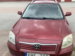 Röd Begagnad 2005 Toyota Avensis Kombi | 22 000 kr (Marknadspris)