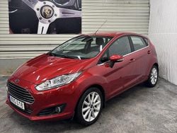 Röd Begagnad 2015 Ford Fiesta Titanium Halvkombi | 89 500 kr (Marknadspris)
