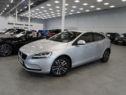 Silver Begagnad 2018 Volvo V40 Momentum Halvkombi | 169 900 kr (Marknadspris)