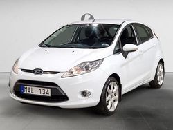 Vit Begagnad 2011 Ford Fiesta Titanium Halvkombi | 49 900 kr (Marknadspris)