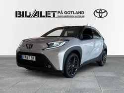 Lila (ljuslila metallic/svart) Begagnad 2025 Toyota Aygo Edition Halvkombi | 249 000 kr