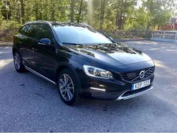 Svart Begagnad 2016 Volvo V60 CC Summum Kombi | 159 250 kr (Marknadspris)