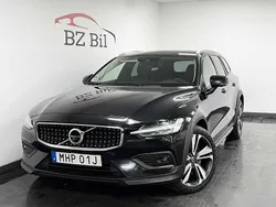Svart Begagnad 2021 Volvo V60 CC Kombi | 239 900 kr (Marknadspris)