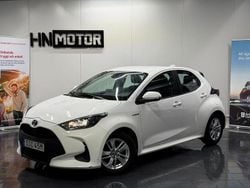 Vit Begagnad 2021 Toyota Yaris Hybrid Active Halvkombi | 166 900 kr (Marknadspris)