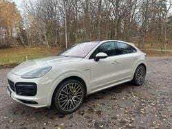 Ljusgrå Begagnad 2022 Porsche Cayenne Platinum Edition SUV | 889 000 kr (Marknadspris)