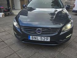 Grå Begagnad 2016 Volvo V60 Momentum Kombi | 184 900 kr (Marknadspris)