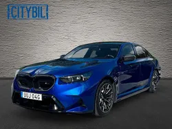 Blå (marina bay blue metallic) Begagnad 2024 BMW M5 Comfort Edition Sedan | 1 549 900 kr (Marknadspris)