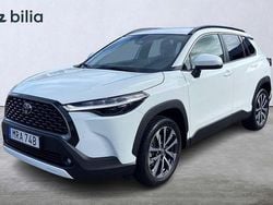 Vit Begagnad 2024 Toyota Corolla Cross Style SUV | 359 900 kr (Marknadspris)
