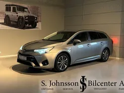 Ljusgrå Begagnad 2015 Toyota Avensis Active Kombi | 184 900 kr (Marknadspris)
