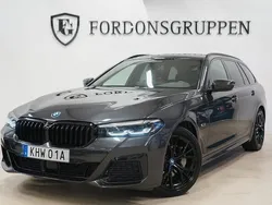 Grå Begagnad 2022 BMW 530e M Sport Kombi | 439 800 kr (Marknadspris)