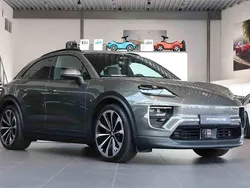 Grå Begagnad 2024 Porsche Macan 4 Electric SUV | 889 000 kr