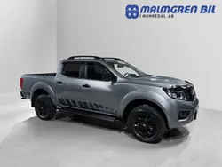 Grå (gråmetallic) Begagnad 2021 Nissan Navara Black Edition Pickup | 348 750 kr (Marknadspris)
